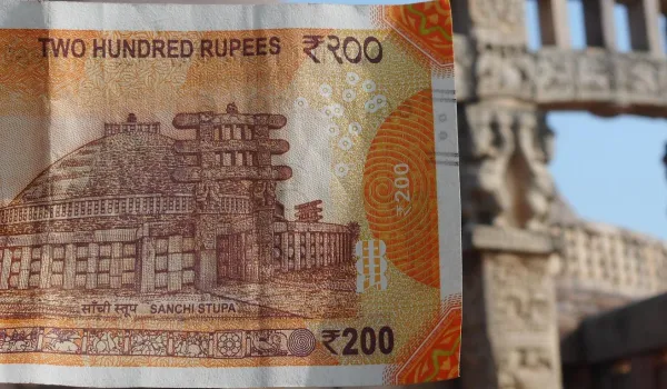 2500 pounds store in rupees